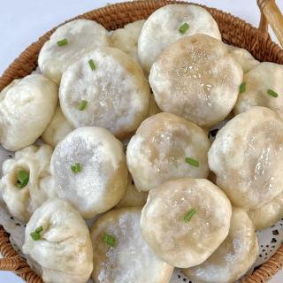 孩子吃不夠的蔥香牛肉小籠包，軟面透油、皮薄餡大，大人小孩愛吃_剛出鍋_餡料_美味