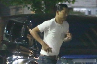 林志玲老公Akira與友人飲酒街頭又摟又抱，夫妻婚後處於分居狀態