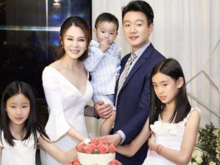 娛樂圈裏模範“師生戀”，40歲老師被寵成公主，8年生3個孩子