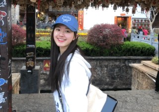 趙露思曬家居照，身後架子上“小方片”成功搶鏡，你才23啊