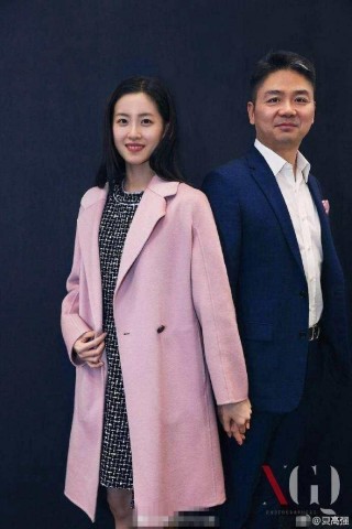 章澤天劉強東十指緊扣拍夫妻寫真, 深情對望秀恩愛