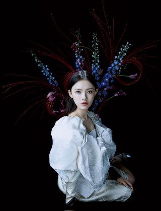 林允一襲米黃鏤空流蘇長裙，彰顯霸氣女王範兒，潮流時尚