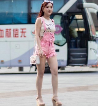 街拍，身材微胖的美眉，粉色牛仔背帶褲甜美可愛很討喜