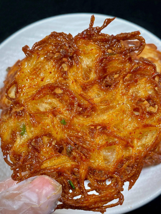 金黃酥脆的土豆絲餅，外酥裏嫩，一口咬下滿是幸福！_美味_蔥花_小餅