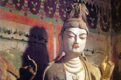 如果把人類五千年文明比作一出永不落幕的大戲，那麼每一個王朝的登場與退場，都是一幕幕悲歡離合的正劇。舞台上的華服錦緞、低吟高唱，終隨鼓點消散；但散落在絲綢之路上的道具與布景，卻有一些被風沙小心掩藏，成了後世窺探往事的窗。敦煌莫高窟，便是在大漠深處倔強矗立了1600年的“舞台”遺存——它不演人間悲喜，只