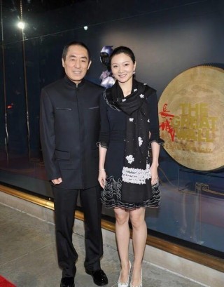 剛成年便嫁給50歲國際大導，而今16年後生3個孩子，生活大變樣