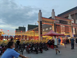 烏魯木齊人氣最旺、最有特點的夜市在這裏，小橋流水美食惹人愛！