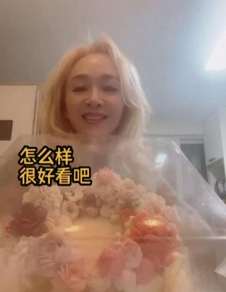 女星近照曝光，金色長發遮不住發際線，比心賣萌似少女