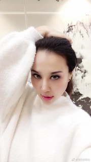 侯耀華混血女徒弟安娜金微博炫富 卻被扒皮收到奢侈