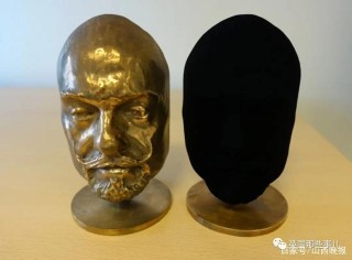 他用全世界最黑的塗料刷了一整間房，看起來就是外太空黑洞啊！