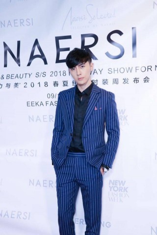 你們的紳士解析來了，男生快學他凹造型，霸道總裁范兒老時尚了
