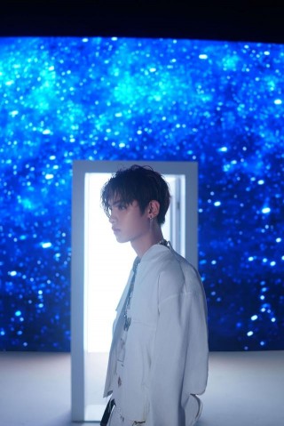 黃明昊鏤空背心，玩轉潮流時尚