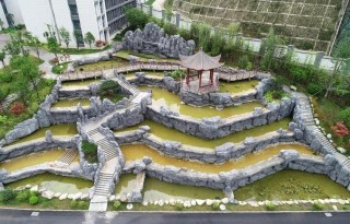 豪華中學，把學校開發成旅遊景點，有一個滿腦子銅鏽的“錢校長”