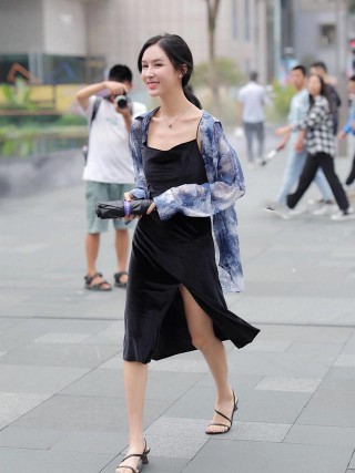 身材苗條的女生，開叉款式搭配雪紡外套，盡顯時尚慵懶風