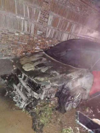 民警巡邏偶遇汽車著火，情況緊急……
