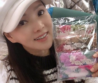 伊能靜曬新照，人美風景好，網友被背後那個男人吸引