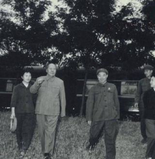 有人提出保留汪東興職務，陳雲提出異議，汪東興主動辭職_毛主席_革命_鄧小平