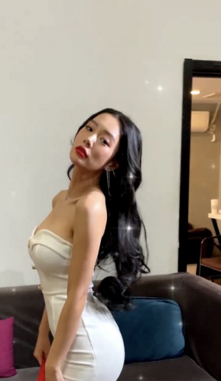 克拉拉的身材才是女人中的極品，側身的時候，更顯出完美比例