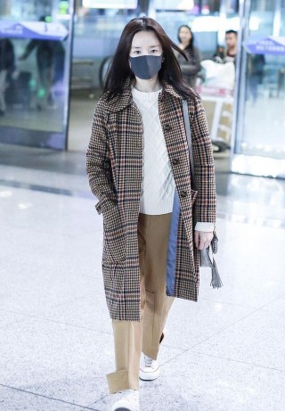 看起來很優雅的女人，今秋大衣應該試試“格紋的”，