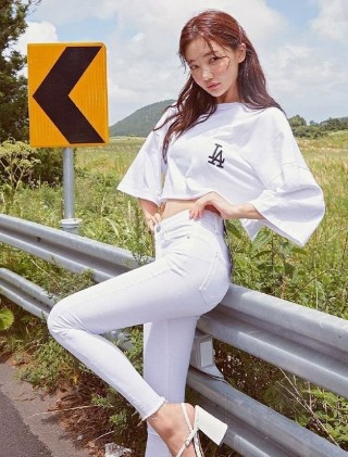 小姐姐的表情一臉嚴肅，看起來很不開心的樣子