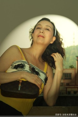 男人與大十多歲的女人談戀愛，是真情流露，還是另有目的？