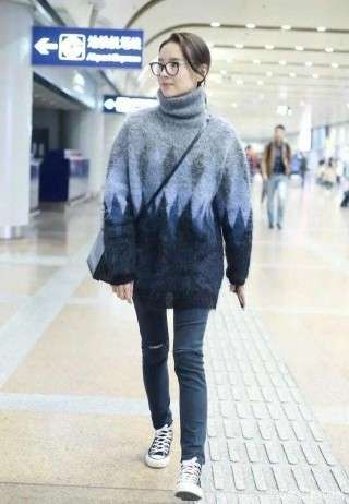 董潔真有40歲？穿堆堆領毛衣還搭破洞褲，潮流時尚像個小姑娘