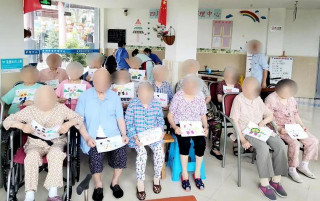 趣味健身、自制美食、折紙畫畫技巧……老年患者的康複生活也可以很精彩