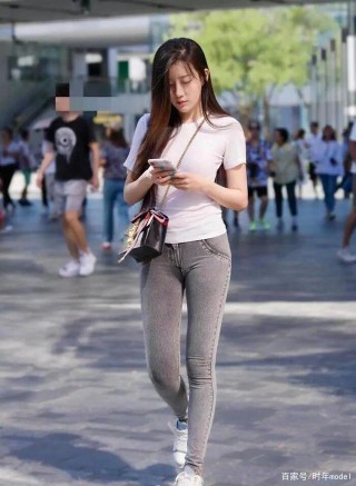 時尚有型的打底褲更具潮流時尚感，凸顯美女精致的一面，低調時尚