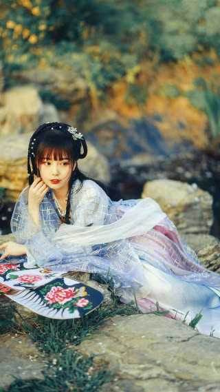 《一介布衣》穿越到一個被削職奪爵的侯爺身上，咋辦？涼拌！