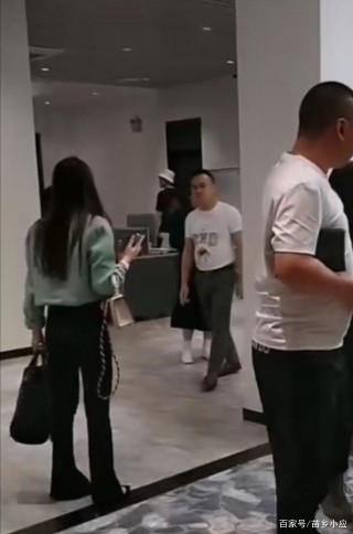 許華升帶著女朋友吳靜婷一起直播，他女友身材真好，一起來看看吧