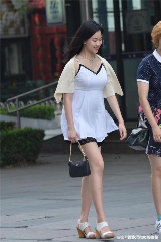 身材微胖的姑娘穿著坡跟鞋，會更好展現身材，也體現秀氣的感覺
