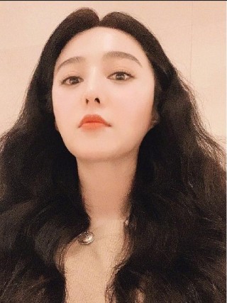 範冰冰曬自拍，獲很多網友追捧，依然是娛樂圈的寵兒！
