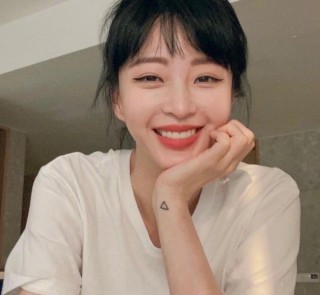 鮮肉戀上大10歲女星，卻被記者曝曾是牛郎，韓藝瑟發文請喝酒