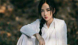 才女出上聯：“野花不種年年有”，秀才對出絕妙下聯，才女害羞