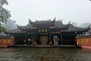 山腳下的古寺，隱藏著「樹抱佛」奇觀，千古之謎至今無解