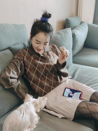 因身材太好退出國家隊，和於小彤高調分手，咖色針織衫網紋襪？