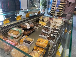 臨潁美食探訪：偶然遇到一家中西自助餐店，被店內環境美食圈粉了