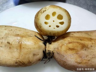 大廚教你做涼拌蓮藕，藕片脆嫩潔白不發黑，色香味美、爽口開胃
