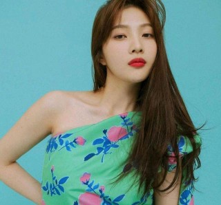 韓國女星樸秀榮拍攝高端時尚雜志《悅己》水靈秀氣，美麗動人