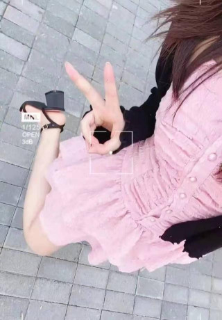 遊戲女主播露腿秀身材，粉絲調侃：還是乖乖當電競趙露思吧