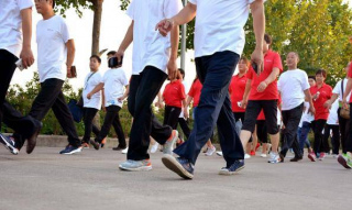 還有5種運動，與每天走路6000步健身效果一樣，膝關節還更舒服