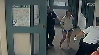美國女子淩晨把自己兩個孩子扔在家，卻溜進兩鄰居家