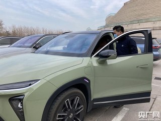 「過年不回家的人」值守新能源電動汽車換電站的服務小哥