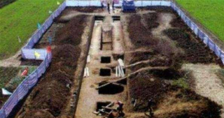 一村莊古墓出土27噸文物，墓主身份遲遲沒頭緒，老農大喊：我知道_主人_土堆_天井