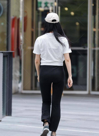 簡約的小黑裙，才能穿著顯瘦又優雅，照穿不會出錯