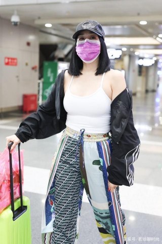 鐘麗緹真不像個中年人，穿的衣服小姑娘都很少穿，太