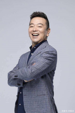 64歲張晨光罕露面，現身機場無人打招呼，兩個孩子都是試管嬰兒