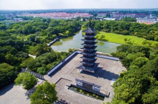 上海一座以觀賞歷史文物為主題的園林，內有大型磚雕藝術珍品