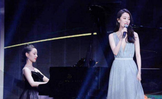 張小斐身穿星光時尚裙亮相，清冷女神氣質十足，排骨身材也能很時尚