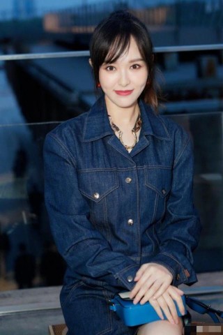 唐嫣深夜曬照更博，9字透露喜悅心情，笑容甜美瘦出新高度